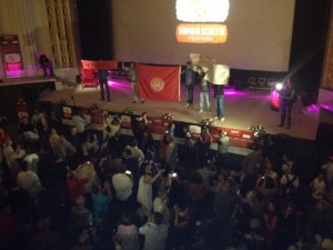 Protestrufe und Nationalhymne zur Eröffnung des Human Screen Festivals, Eröffnungsfilm über Chokri Belaïd