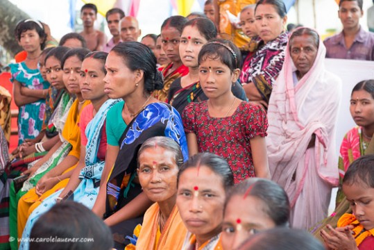 Frauen versammeln sich für die Durga Puja