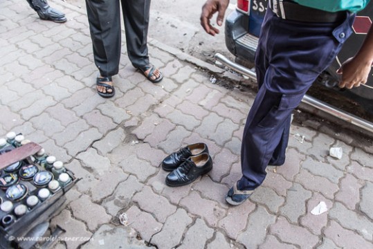Ein Polizist nutzt die Zeit um seine Schuhe polieren zu lassen.