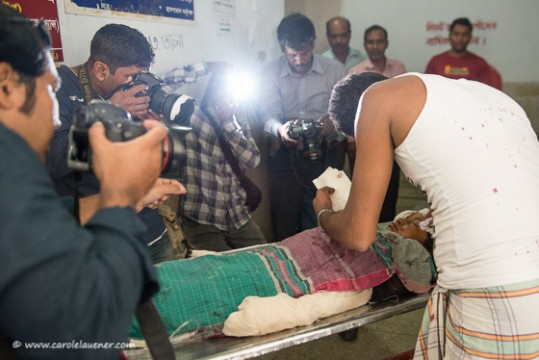 Fotografen blitzen das schwer verletzte Mädchen ab.