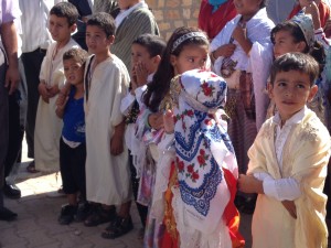 Schulkinder an der Einweihung ihrer Schule in Douiret