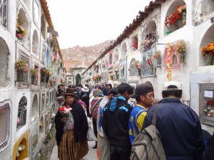 In La Paz gehen die Menschen auf den Friedhof, um die Toten zu ehren.