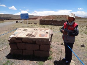 Janet, unsere lokale Guía, erklärt uns die Geschichte von Tiwanaku.