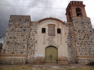 Der Dorfkirche von Oploca fehlt der zweite Turm. Teufelswerk, wie eine Mythos besagt.