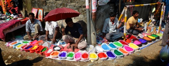 Farbiges "Tika" ist waehrend des Tihar Festivals in Nepal hoch im Kurs.