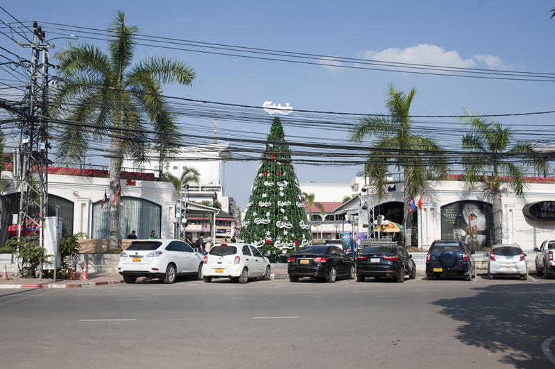 Laos_Weihnachten_Carlsberg_Tree