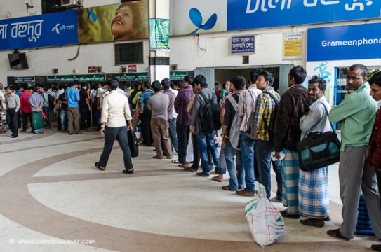 Die Leute stehen am Kamalapur Railway Station an, um die Tickets von Zügen zu retournieren, die wegen der Blockade ausfallen.