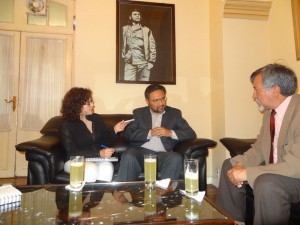 Isabel Mercado (von links), Vizeminister Alfredo Rada und Juan Carlos Salazar beim Interview.