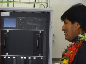 Evo Morales weiht die Technikzentrale ein. Der Präfekt von Potosi ist mir behilflich