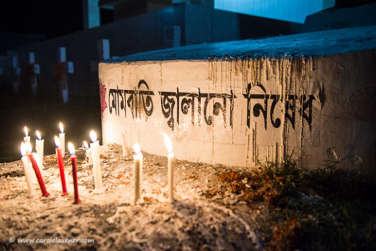 Die Inschrift in Bangla sagt: Keine Kerzen!