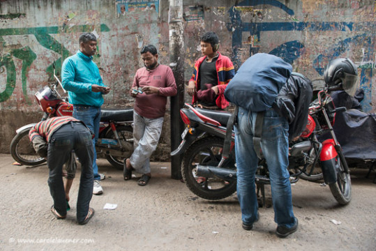 Palash (rechts) und Amran (zweiter von links) lassen ihre Motorräder vor dem Einsatz am Wahltag auf Vordermann bringen.