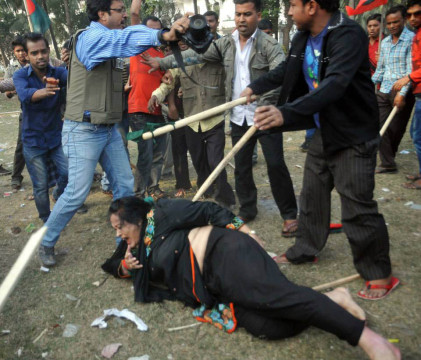 Sanaul Haque stellt sich zwischen eine Anwältin und ihre Angreifer. (Foto: Unbekannt)