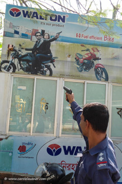Für ein Foto vor seiner Policebox posiert Moshiur aber denoch mit gezückter Waffe.