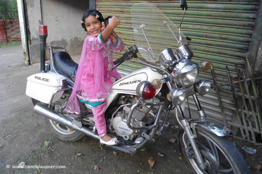 Wie der Vater so die Tochter: 'Verkehrspolizistin' Roshni