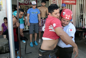 Die Ambulanz (Cruz Roja) bringt den Verletzten ins Spital. (Bild: Bismarck Picado)