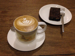 Caffè Latte und ein Stück Brownie,