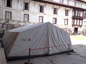 Ein Zelt aus einer Schweizer Spende.