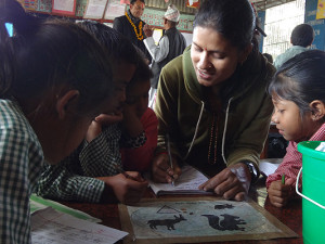 Lehrerin Prerana Adhikari hilft ihren Schülern bei den Aufgaben.