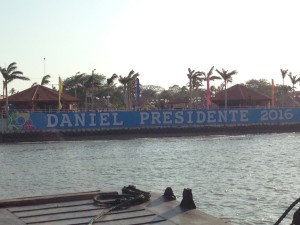 Dieses Spruchband präsentiert sich den Passagieren, die mit dem Schiff von Ometepe zurückkommen.