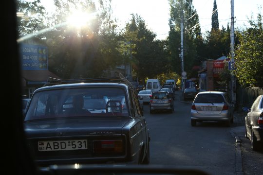 Im abendlichen Stossverkehr Richtung Innenstadt von Tbilisi.