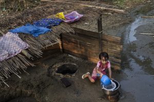Die Bauern Myanmars leiden schon heute unter dem Klimawandel. Ein Mädchen in der Provinz Karen schöpft Wasser aus einem Reservoir, das von einem Fluss gespiesen wird, der langsam austrocknet. (©WWF-Myanmar / Min Zayar)