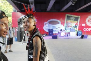 Subkultur auf burmesisch: Punkkonzert unter dem «Hledan Flyover» inmitten Yangons.