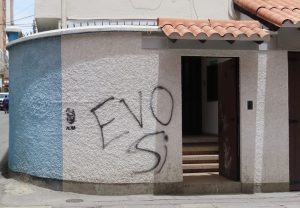 Aufschrift an Hausmauer "Evo Sí". Foto: Leonie Marti