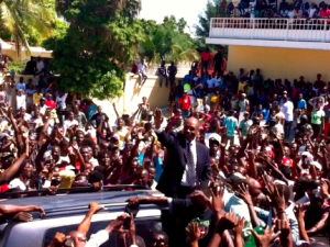 Aristide salue la foule