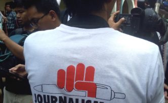 "Journalism is not a crime" steht auf dem Tshirt dieses Reporters