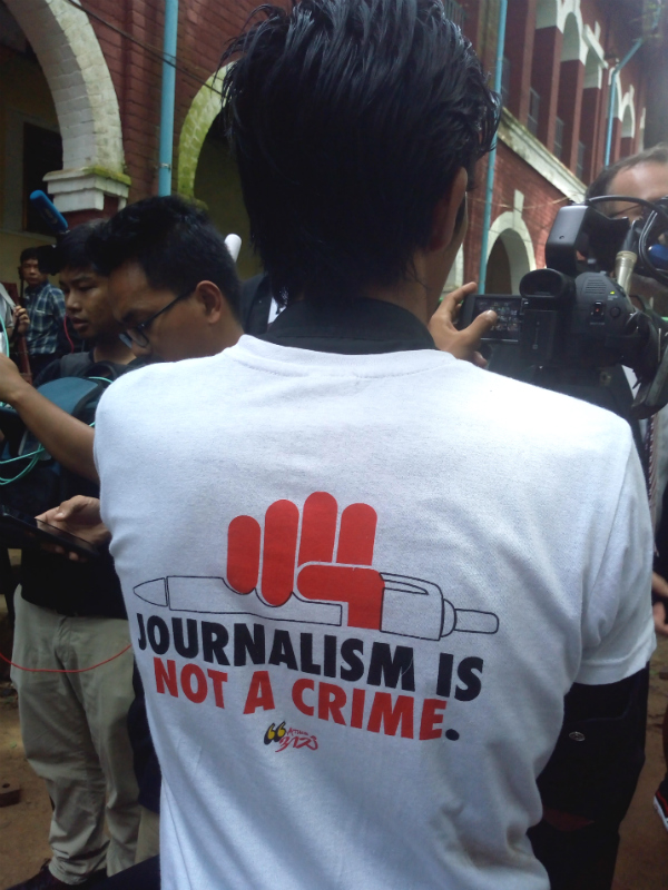 "Journalism is not a crime" steht auf dem Tshirt dieses Reporters