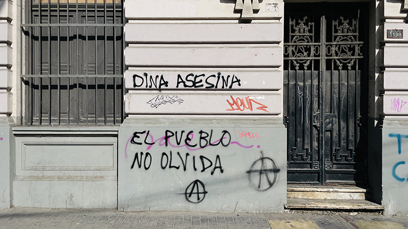 In einem Graffiti in Lima wird Ex-Präsidentin Dina Boluarte als Mörderin bezeichnet.